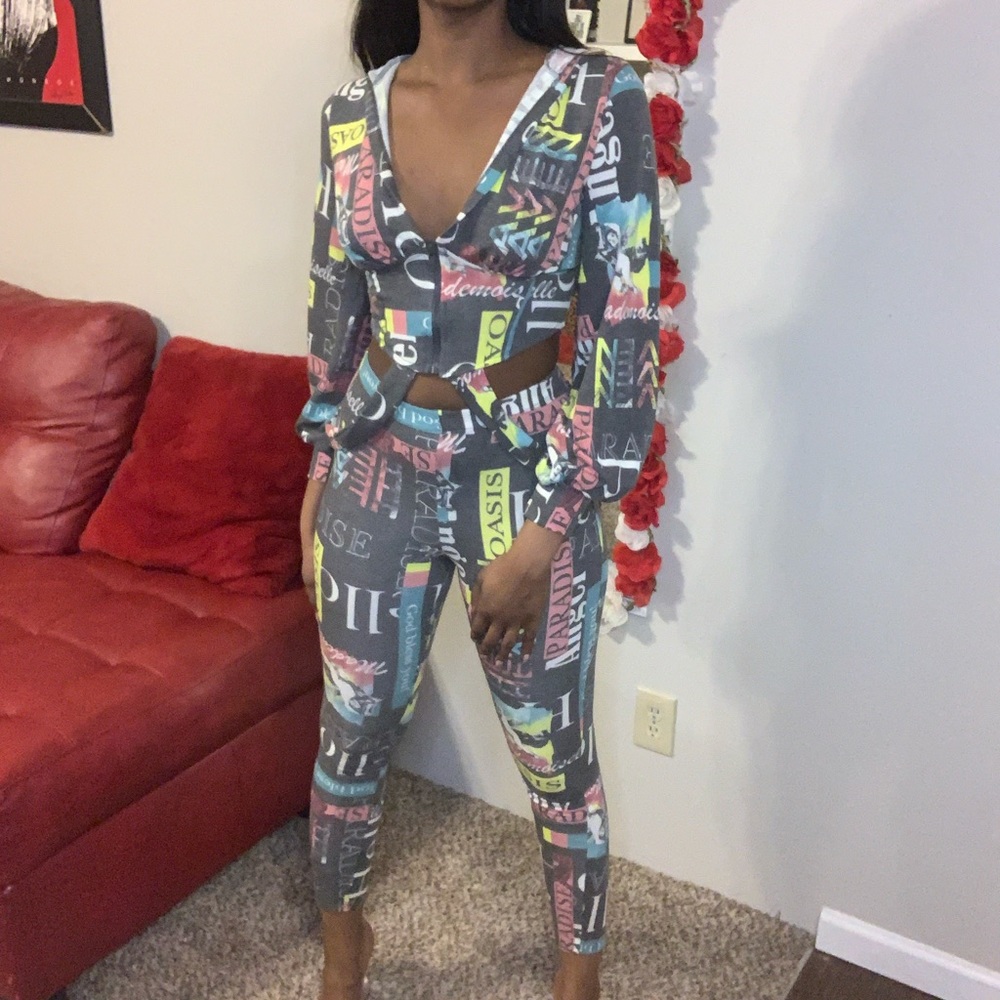 Two piece graphic set